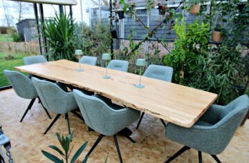 lange vergadertafel met stoelen voor acht personen
