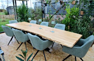 lange vergadertafel met stoelen voor acht personen