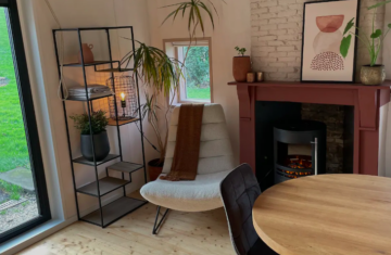 luie leunstoel in het huisje om in te overnachten met een haard die aanstaan